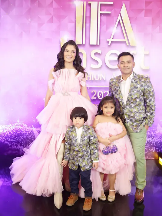 Judika dan Duma Riris acara Insert Fashion Award 2020 - Color Me Glam (Bambang E Ros/Fimela.com)