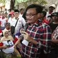 Cawagub DKI Jakarta, Djarot Saiful Hidayat saat menyapa warga Kampung Makasar, Jakarta, Kamis (8/12). Dengan disambut warga dan anak-anak Djarot menyusuri Jalan Kerja Bakti yang menjadi lokasi blusukan-nya. (Liputan6.com/Faizal Fanani)