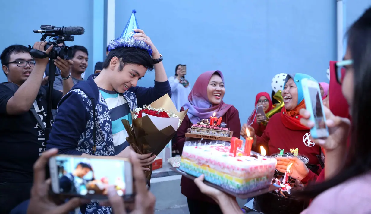 Suprise tidak hanya sampai disitu, di kawasan Kemang, Jakarta Selatan, Syifa kembali membuat kejutan. Syifa mendatangkan teman-teman di sinetron Mermaid in Love. Dan juga mendatangkan ibunya Aldi dari Lombok. (Nurwahyunan/Bintang.com)