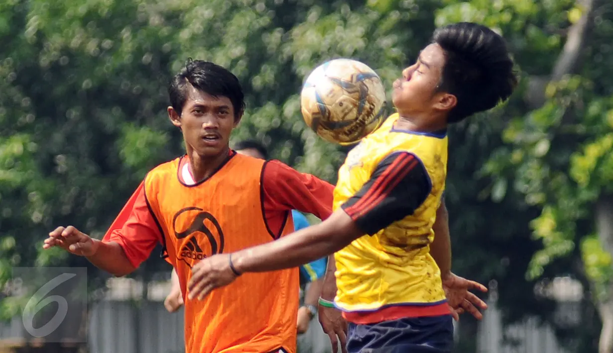 Pesepakbola dari SSB se Jakarta berebut bola saat mengikuti seleksi masuk Timnas Indonesia U- 19 di Lapangan Wisma Aldiron, Jakarta, Kamis (23/2). Seleksi langsung dilakukan pelatih Timnas Indonesia U-19, Indra Sjafri. (Liputan6.com/Helmi Fithriansyah)