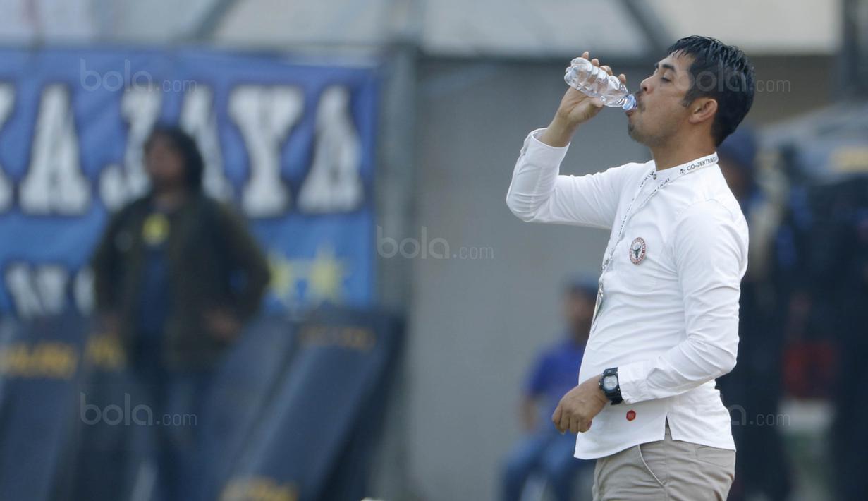 Pelatih Semen Padang, Nil Maizar, saat pertandingan melawan Persib pada laga Liga 1 Indonesia di Stadion Si Jalak Harupat, Bandung, Sabtu, (9/9/2017). Persib ditahan imbang 2-2 oleh Semen Padang. (Bola.com/M Iqbal Ichsan)