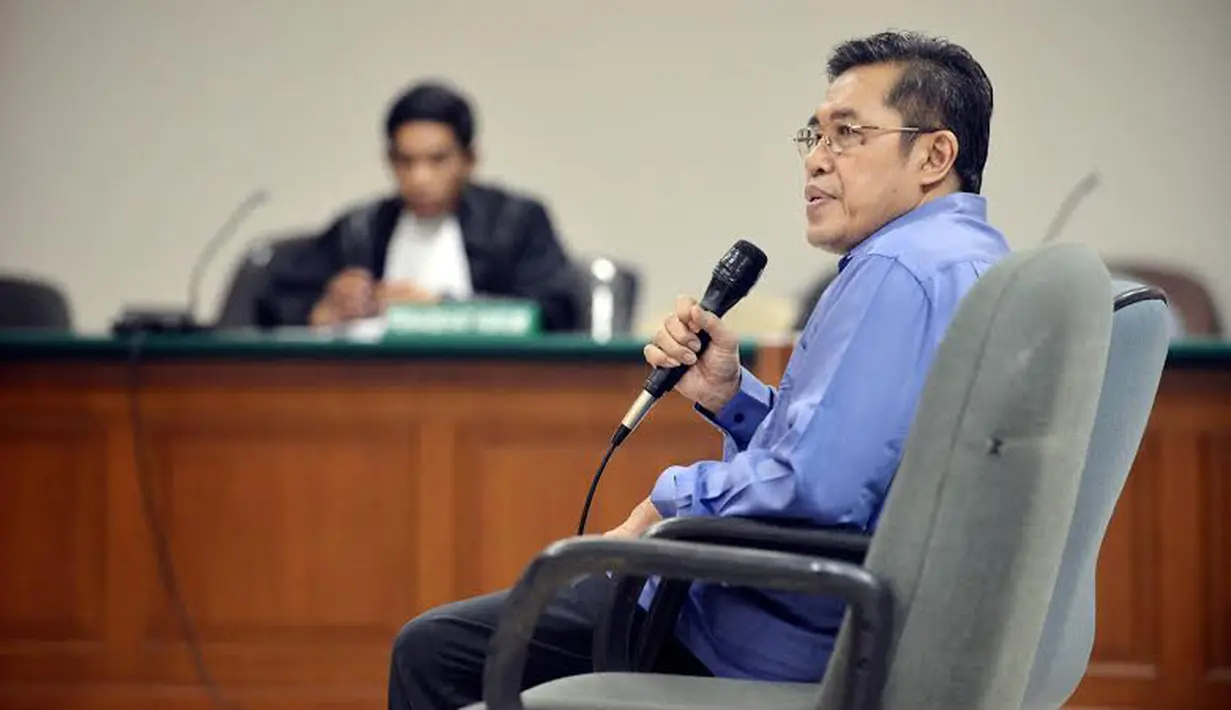 Selain itu, Ahmad Jauhari juga diwajibkan membayar ganti rugi sebesar Rp  100 juta dan 15 ribu US dolar (Liputan6.com/Johan Tallo).