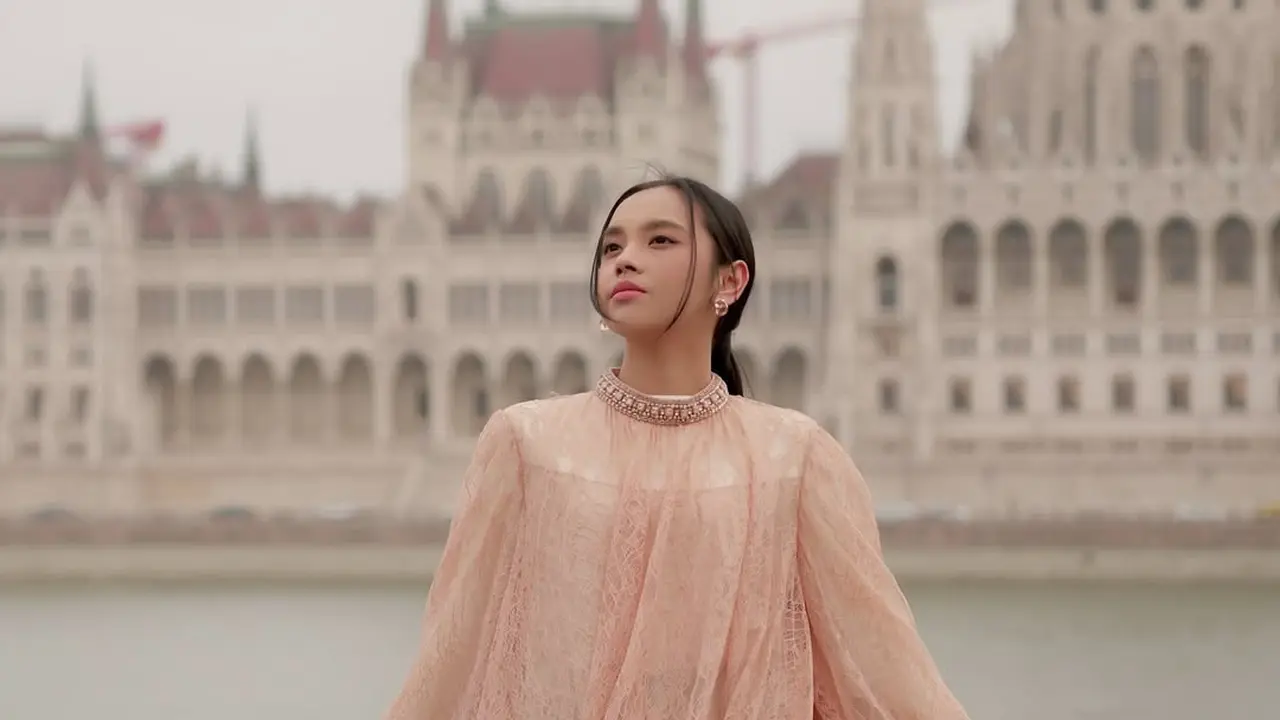 Gaya Modest Wear Lyodra Ginting yang Elegan di Tengah Keindahan Arsitektur Eropa