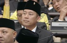 Momen Denny Cagur Pakai Jas Hitam dengan Pin DPR di Dada: Bismillah