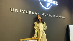 lagu Tak Ingin Usai dari Keisya Levronka juga mendapat sebuah plakat atas pencapaian single-nya di Malaysia. (instagram.com/levihavron)