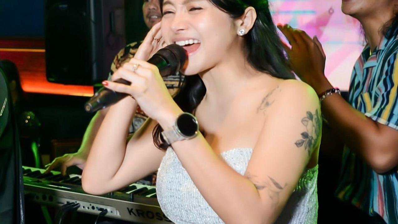 7 Potret Mawar AFI Tampil Memesona di Atas Panggung, Auranya Disebut Awet Muda