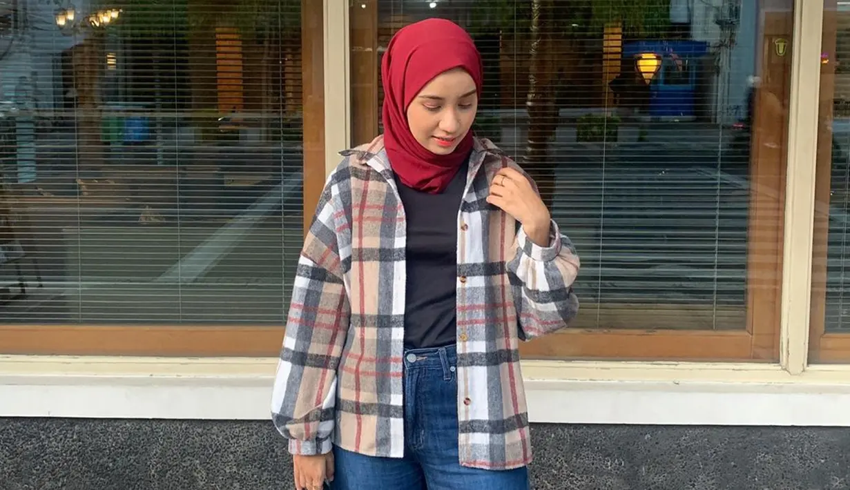 Reza Zakarya lagi-lagi kepincut dengan wanita yang bukan dari kalangan selebriti. Bagaimana tidak?Penampilan Amira Karaman yang begitu menawan ini tak kalah stylish dari para artis Tanah Air. Wanita asal Surabaya ini tampak trendi memakai fashion hijab dan kemeja motif kotak-kotak, yang dipadupadankan dengan celana jeans. (Liputan6.com/IG/@amira_krmn)