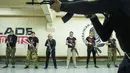 Seorang instruktur menunjukkan cara menggunakan senjata kepada sekelompok wanita selama pelatihan di Kharkiv, Ukraina (30/1/2022). Kharkiv hanya berjarak 40 kilometer (25 mil) dari puluhan ribu tentara Rusia yang berkumpul di perbatasan. (AP Photo/Evgeniy Maloletka)