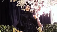 Selanjutnya adalah saat Fenita Arie tampil dengan gaun hitamnya. Nggak berlebihan, Fenita terlihat begitu cantik dan elegan. (Instagram/fenitarie)