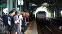 Kereta api Argo Muria memasuki jalur 3 Stasiun Gambir, Jakarta, Selasa (28/6). Memasuki H-8 Idul Fitri, warga mengaku sengaja mudik Lebaran lebih awal guna memanfaatkan libur panjang sekolah. (Liputan6.com/Faizal Fanani)