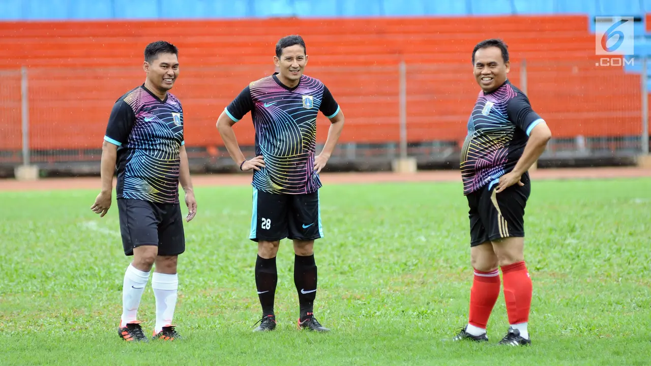 Ketika Sandiaga Uno Unjuk Kebolehan Menggocek Si Kulit Bundar