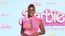 Issa Rae memilih kenakan anting dari Temptations dengan dua pear shaped total 14,24 karat. Dipadukan dengan Gelang berlian dan emas putih dari Haute Joaillerie [dok. Chopard]