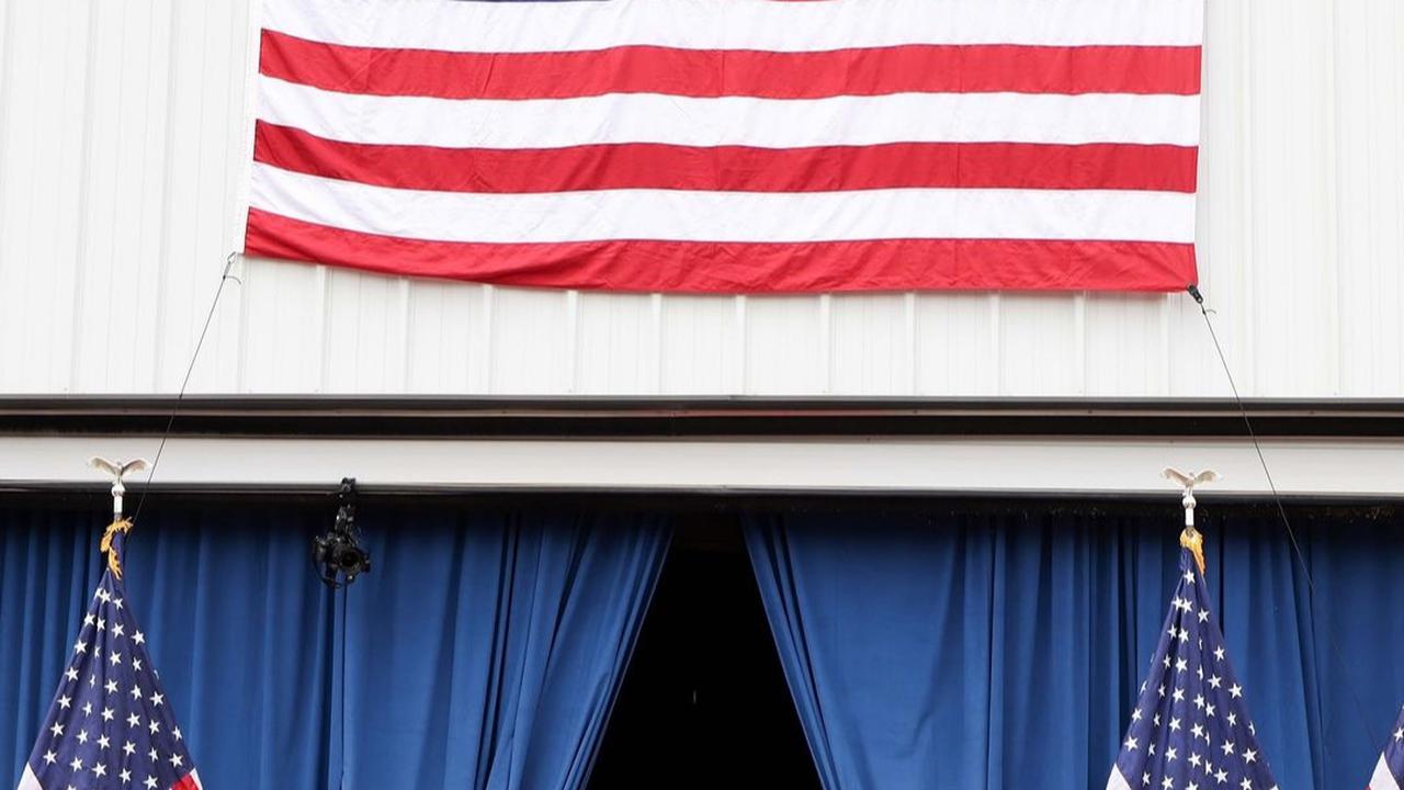 Potret Trump Pidato Dikelilingi Kaca Anti Peluru, Umbar Ketakutan Sebut Kamala Harris Picu Perang Dunia Ketiga