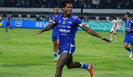 Pemain Persib, Ramon Tanque, merayakan gol yang dicetak ke gawang Bali United pada lanjutan BRI Super League 2025/2026 di Stadion Gelora Bandung Lautan Api, Minggu (12/4/2026) malam WIB. (Bola.com/Erwin Snaz)