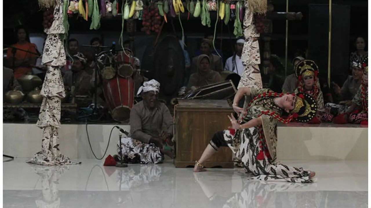 Cerita Sang Maestro dan Gaya Gantung Sikil Ala Topeng Losari Cirebon