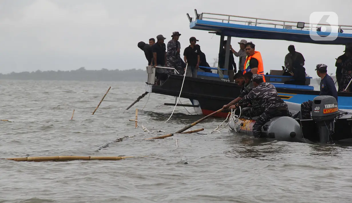 Selain melanggar aturan, keberadaan pagar laut menghambat aktivitas nelayan dan merusak ekosistem laut. (Magang/Liputan6.com/Muhammad Rizal)