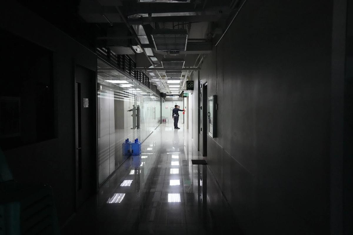 FOTO: Kantor Pemerintah Manila Kosong Akibat Krisis BBM