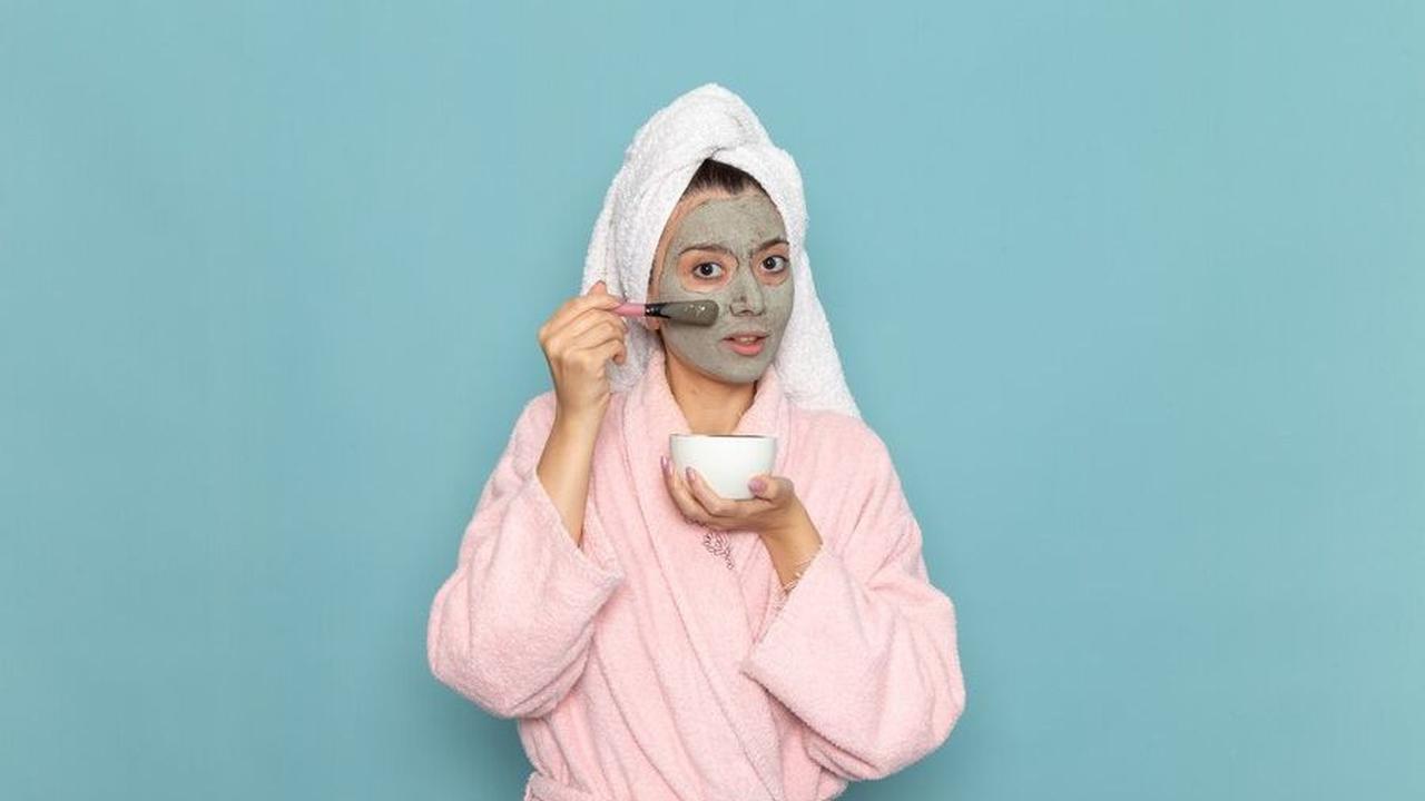 6. Rutin Memakai Clay Mask