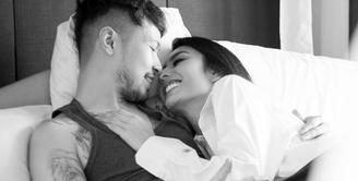 Pasangan yang tengah berbahagia, Tyas Mirasih dan Raiden Seodjono membagikan potret kebahagiaannya. Tyas dan Raiden nikah sejak 8 Juli 2017 lalu. Keduanya sedang menikmati bulan madu. (Instagram/tyasmirasih)