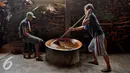 Pekerja mengaduk dodol di industri rumah kawasan Pasar Minggu, Jakarta, Kamis (23/6). Produksi dodol Betawi mengalami peningkatan tajam seiring permintaan jelang Lebaran. (Liputan6.com/Gempur M Surya)