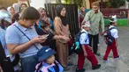Orang tua mengantarkan anaknya hingga gerbang sekolah  di SDN Meruyung, Depok, jawa Barat, Senin, 13 Juli 2007.