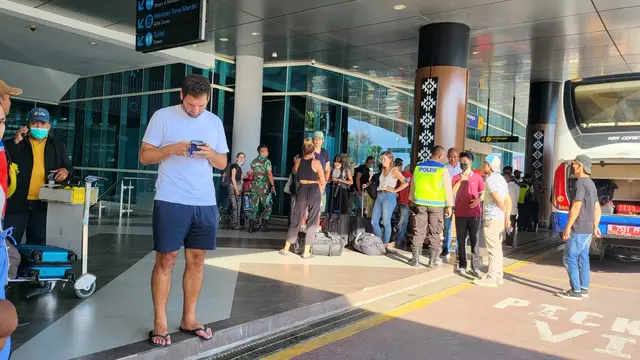 Pelaku Wisata Labuan Bajo Mogok Massal, Wisatawan Diangkut Bus Damri ke Penginapan