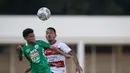 Pemain PSS Sleman, Irkham Mila (kiri) berebut bola dengan bek Madura United, Dodi Alekvan saat laga pekan keempat BRI Liga 1 2021/2022 di Stadion Madya, Jakarta, Sabtu (25/09/2021) WIB. (Bola.com/Bagaskara Lazuardi)