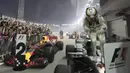 Ekspresi Lewis Hamilton saat berdiri di atas mobilnya usai menjuarai balapan F1 Singapura di Marina Bay City Circuit Singapore, (17/9/2017). (AP/Yong Teck Lim)