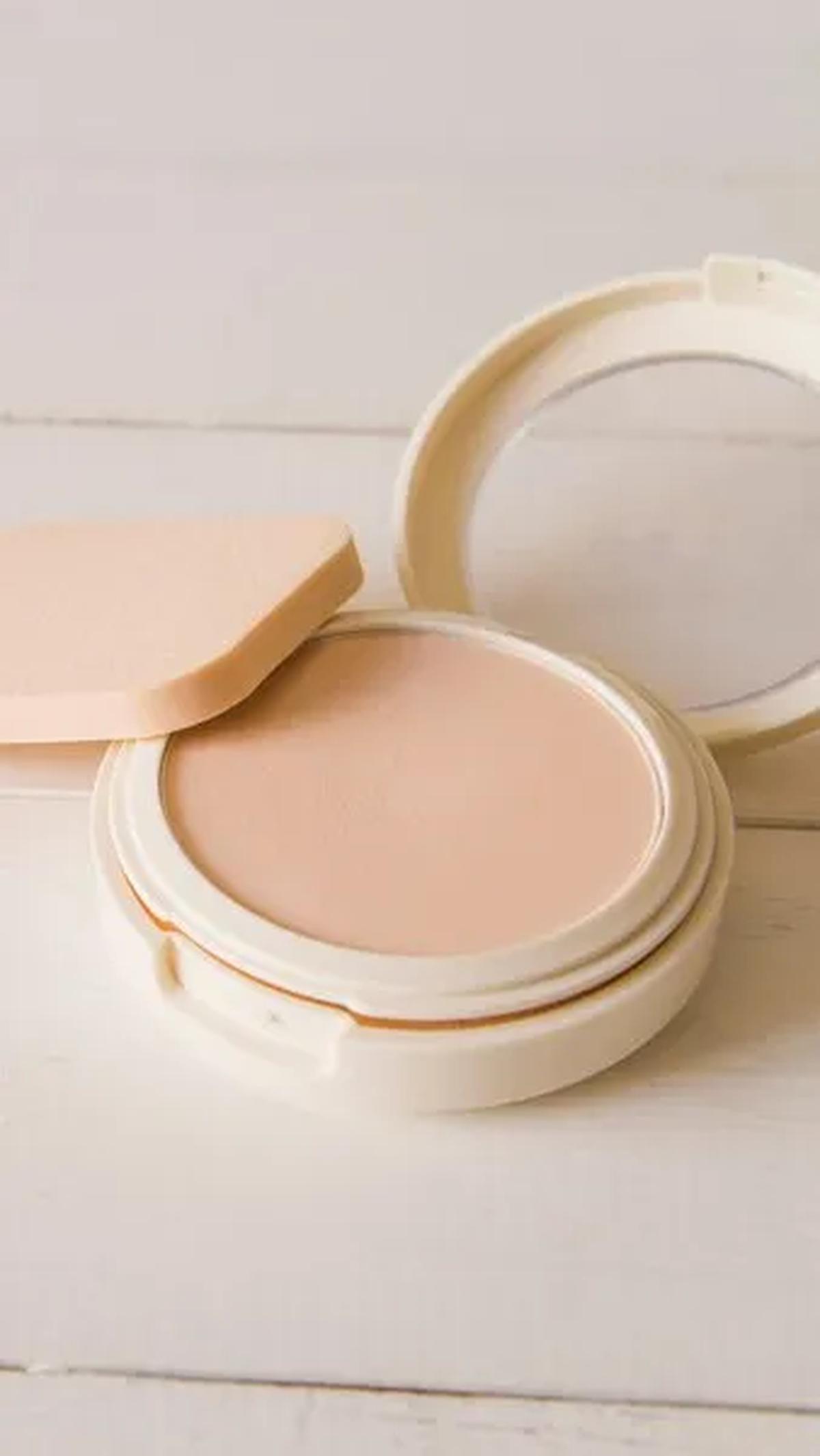 Cushion dapat mengandung bahan-bahan pelembap dan bahkan SPF yang melindungi kulit dari sinar matahari.