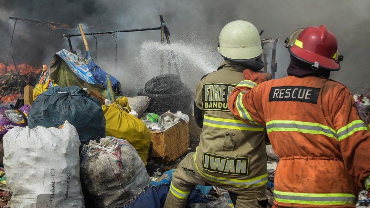Pemerintah Kabupaten Bandung Barat telah menetapkan kebakaran gunung sampah di Tempat Pembuangan Akhir (TPA) Sarimukti, yang terjadi selama berhari-hari, sebagai darurat bencana yang perlu mendapatkan perhatian dan penanganan khusus.