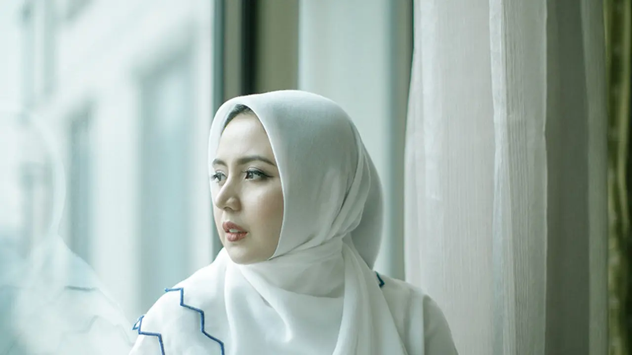 Gaya Gamis Serba Putih untuk Idul Fitri dari Sarah Sofyan