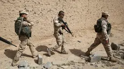 Sejumlah tentara Irak berjalan di sebuah desa dari Mahana sekitar 60 km sebelah selatan dari Mosul, Irak, (28/4/2016). Tentara Irak berhasil mengalahkan Militan ISIS yang menguasai Mosul sejak Juni 2014. (REUTERS/Goran Tomasevic) 