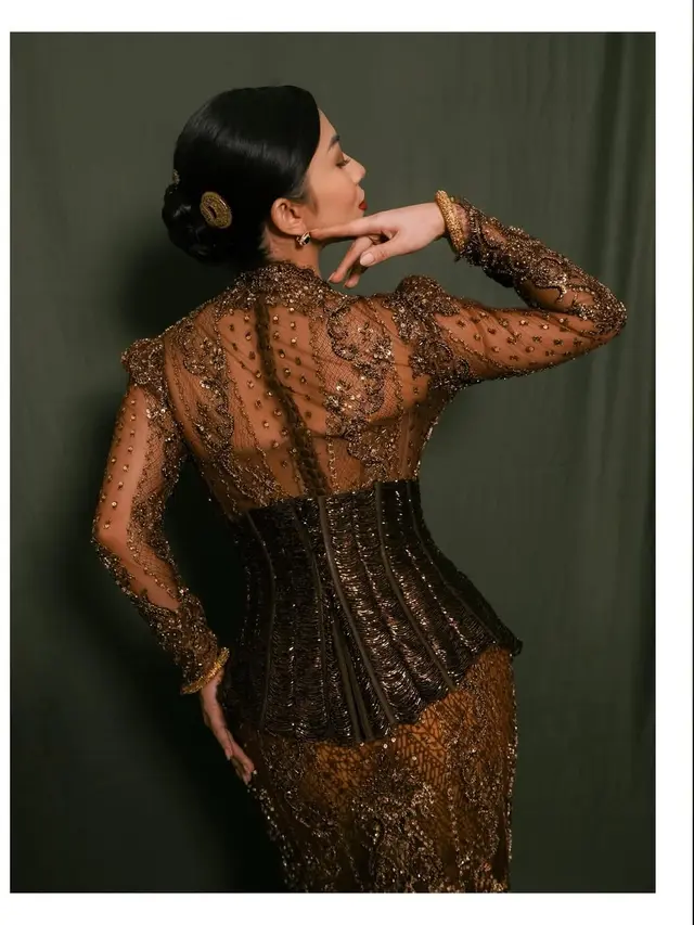Foto Detail Kebaya Ariel Tatum di Hari Kebaya Nasional 2025