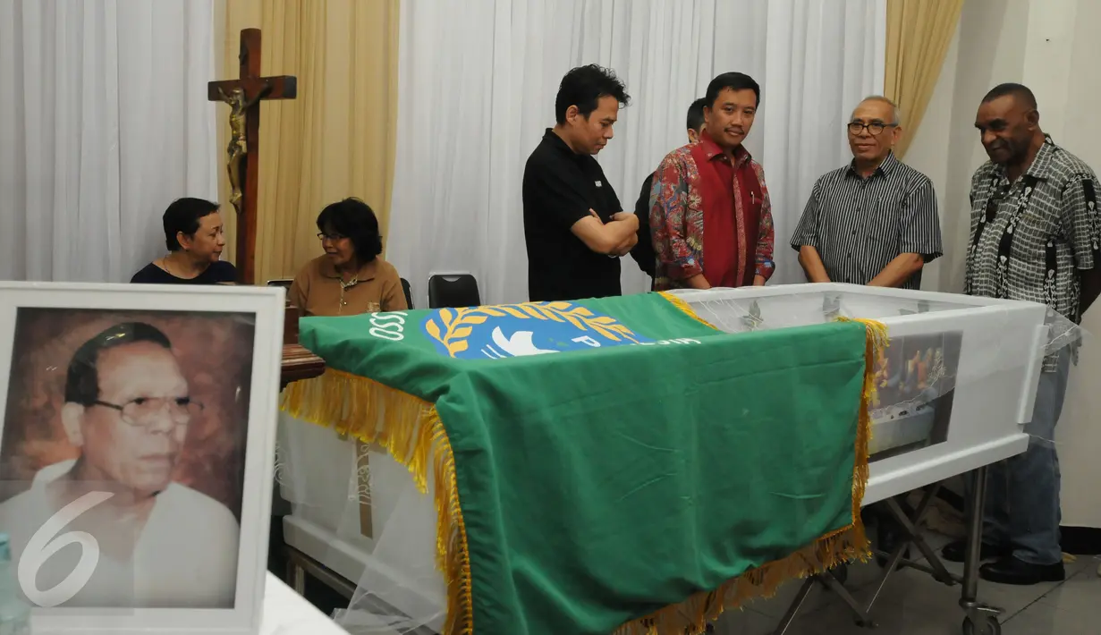 Menpora Imam Nahrawi (ketiga kanan) melihat jenazah legenda sepakbola Indonesia, Sinyo Aliandoe yang wafat di Jakarta, Rabu (18/11/2015). Sinyo wafat di usia 77 tahun dan akan dikebumikan pada Jumat (20/11). (Liputan6.com/Helmi Fithriansyah)