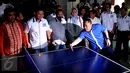 Zulkifli Hasan bermain tennis meja saat pembukaan rangkaian HUT PAN ke-17 di Kantor DPP PAN, Jakarta, Kamis (23/07/2015). Sejumlah kegiatan diantaranya olahraga, lingkungan hidup, sosial, budaya, dan keagamaan. (Liputan6/JohanTallo)