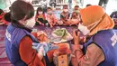 Petugas dari Dinas Sosial DKI Jakarta mengisahkan dongeng dengan boneka saat program trauma healing kepada anak-anak korban kebakaran yang mengungsi di SDN 09 Kebon Kosong, Kemayoran, Jakarta, Selasa (31/8/2021). (merdeka.com/Iqbal S. Nugroho)