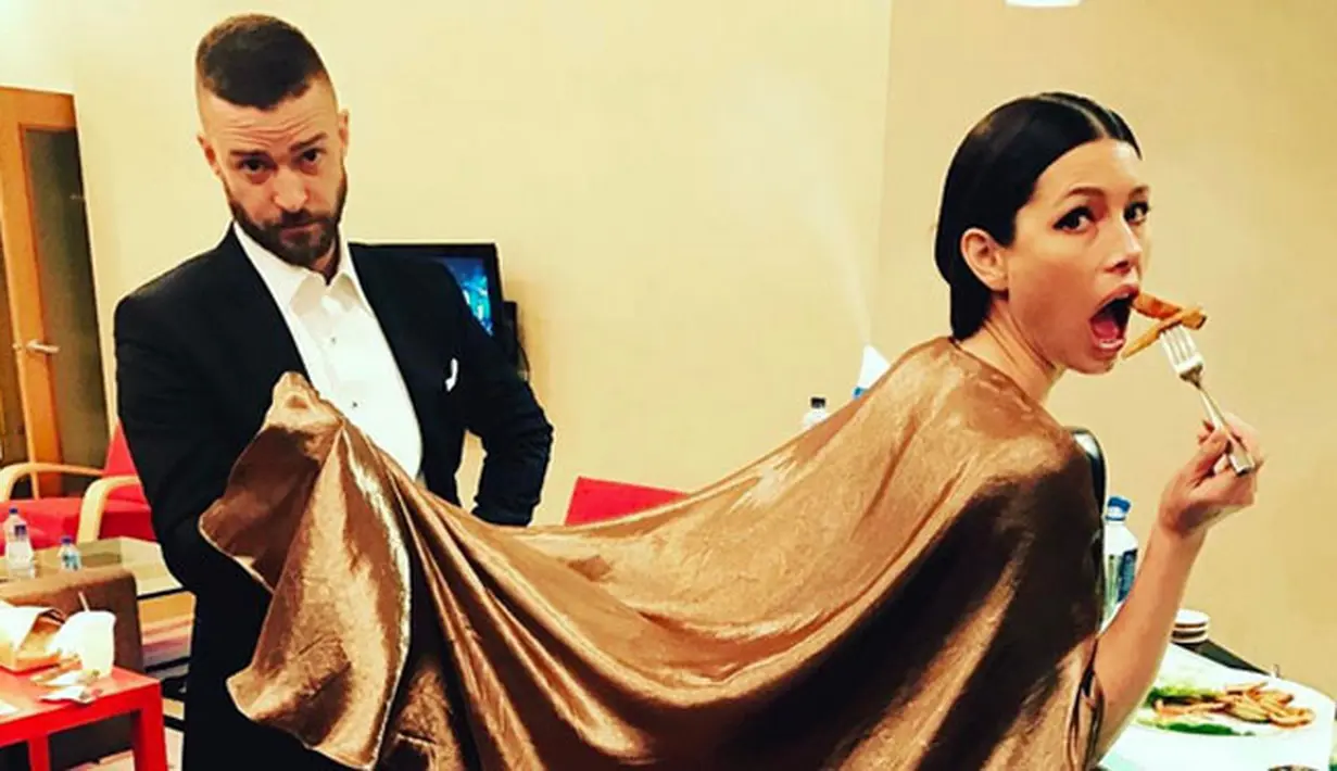 Persembahan manis diberikan Justin Timberlake untuk sang istri di hari ulang tahun pernikahannya yang ke-5. Dalam video itu nampaknya Justin bernyanyi dari lubuk hati terdalam. Happy Anniversary Justin dan Jessica! (Instagram/jessicabiel)