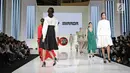 Sejumlah model membawakan busana rancangan Daily Mirror di Jakarta Fashion Week (JFW) 2018 di Senayan City, Jakarta, Selasa (25/10). Daily Mirror merupakan karya dari desainer Korea Selatan, Kim Ju Han. (Liputan6.com/Herman Zakharia)