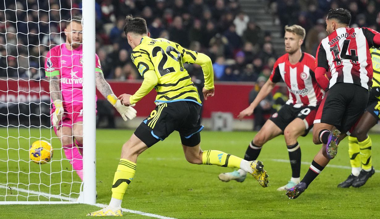 Pemain Arsenal, Kai Havertz mencetak gol kemenangan Arsenal ke gawang Brentford pada laga pekan ke-13 Liga Inggris 2023/2024 di Gtech Community Stadium, London, Inggris, Minggu (26/11/2023) dini hari WIB. (AP Photo/Kirsty Wigglesworth)