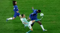Memasuki babak kedua, pelatih Chelsea Enzo Maresca melakukan perubahan penting dengan memasukkan Reece James menggantikan Gusto yang tampil kurang maksimal. Tampak dalam foto, gelandang Real Betis Antony (tengah) berebut bola dengan pemain bertahan Chelsea Benoit Badiashile (kanan) saat pertandingan Final UEFA Conference League 2024/2025 di Tarczynski Arena, Wroclaw, Polandia, Rabu 28 Mei 2025 waktu setempat atau Kamis (29/5/2025) dini hari WIB. (Wojtek RADWANSKI/AFP)