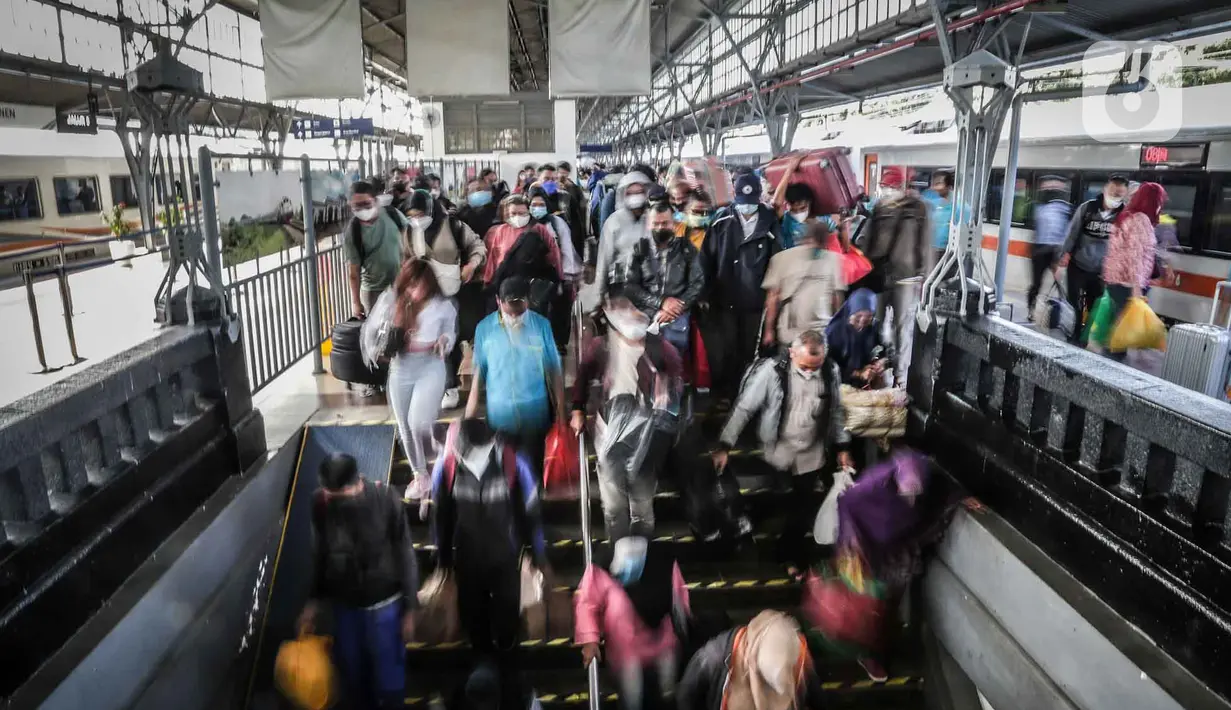<p>Penumpang kereta api Dharmawangsa dari Surabaya tiba di Stasiun Pasar Senen, Jakarta, Kamis (5/5/2022). Sebanyak 38.400 penumpang yang berangkat dari seluruh stasiun KA Jarak Jauh tiba di area Daop 1 Jakarta pada H+3 lebaran. (Liputan6.com/Faizal Fanani)</p>