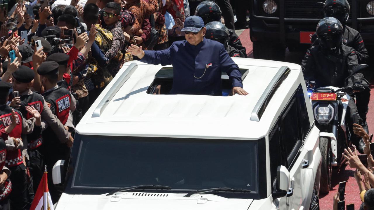 Berbeda Gaya Prabowo dan Gibran Menyapa Warga di Bundaran HI
