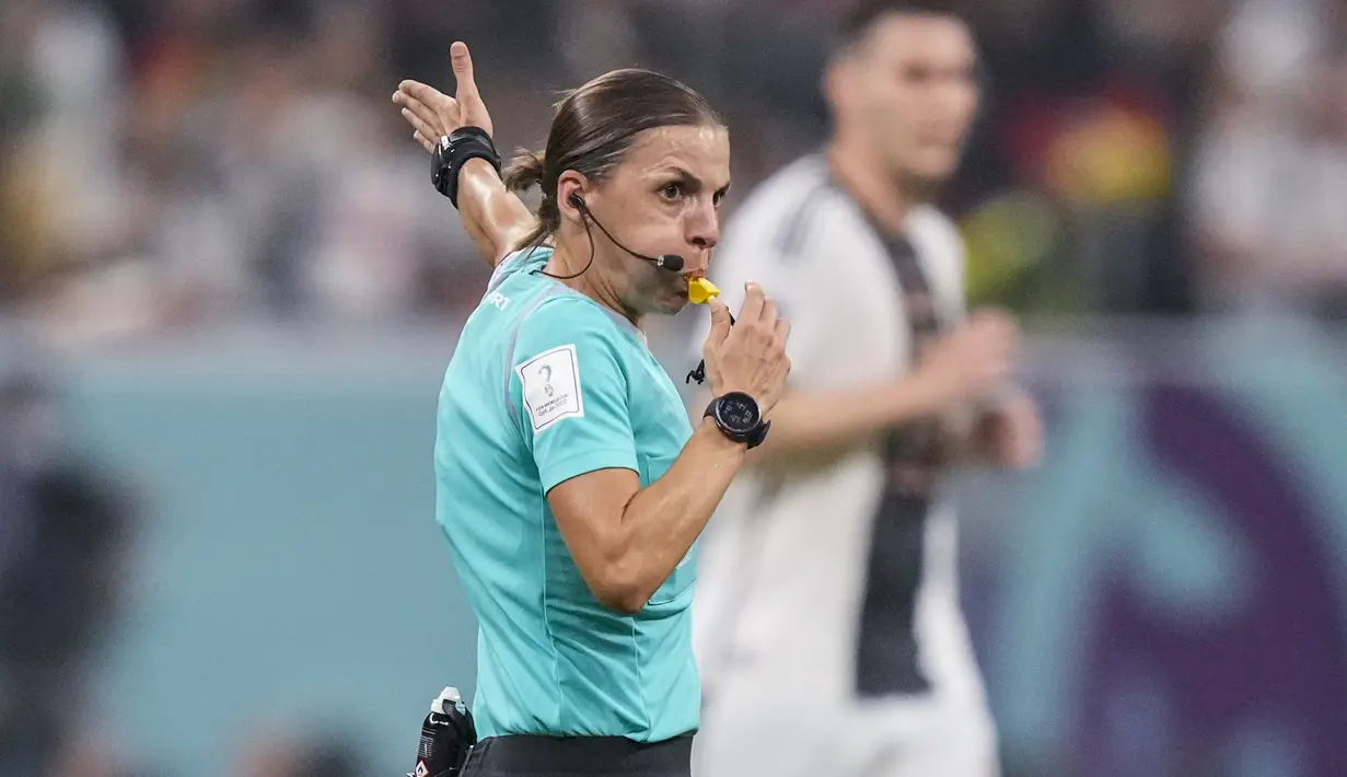 Wasit Stephanie Frappart beraksi selama pertandingan grup E Piala Dunia 2022 antara Kosta Rika dan Jerman di Stadion Al Bayt di Al Khor, Qatar, Jumat, 2 Desember 2022. Pada Desember 2020 Frappart menjadi ofisial wanita pertama yang memimpin pertandingan Liga Champions putra ketika Juventus mengalahkan klub Ukraina Dynamo Kyiv 3-0 di babak penyisihan grup di Turin. (AP Photo/Matthias Schrader)