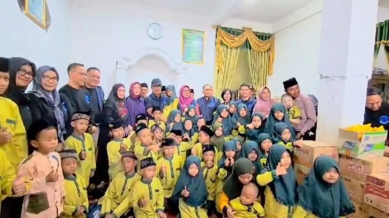 Ketua Kamar Tata Usaha Negara Mahkamah Agung Republik Indonesia, Hakim Agung Yulius, kembali memimpin aksi Mahkamah Agung Peduli berupa penyaluran bantuan sosial kepada masyarakat (Istimewa)