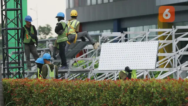 Foto: Melihat Kesibukan Pekerja Jelang Balapan Formula E di Jakarta