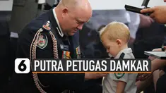 Petugas pemadam kebakaran sukarela Australia, Geoffrey Keaton tewas. Usai mobil pemadam terguling tertimpa pohon jatuh akibat terbakar.