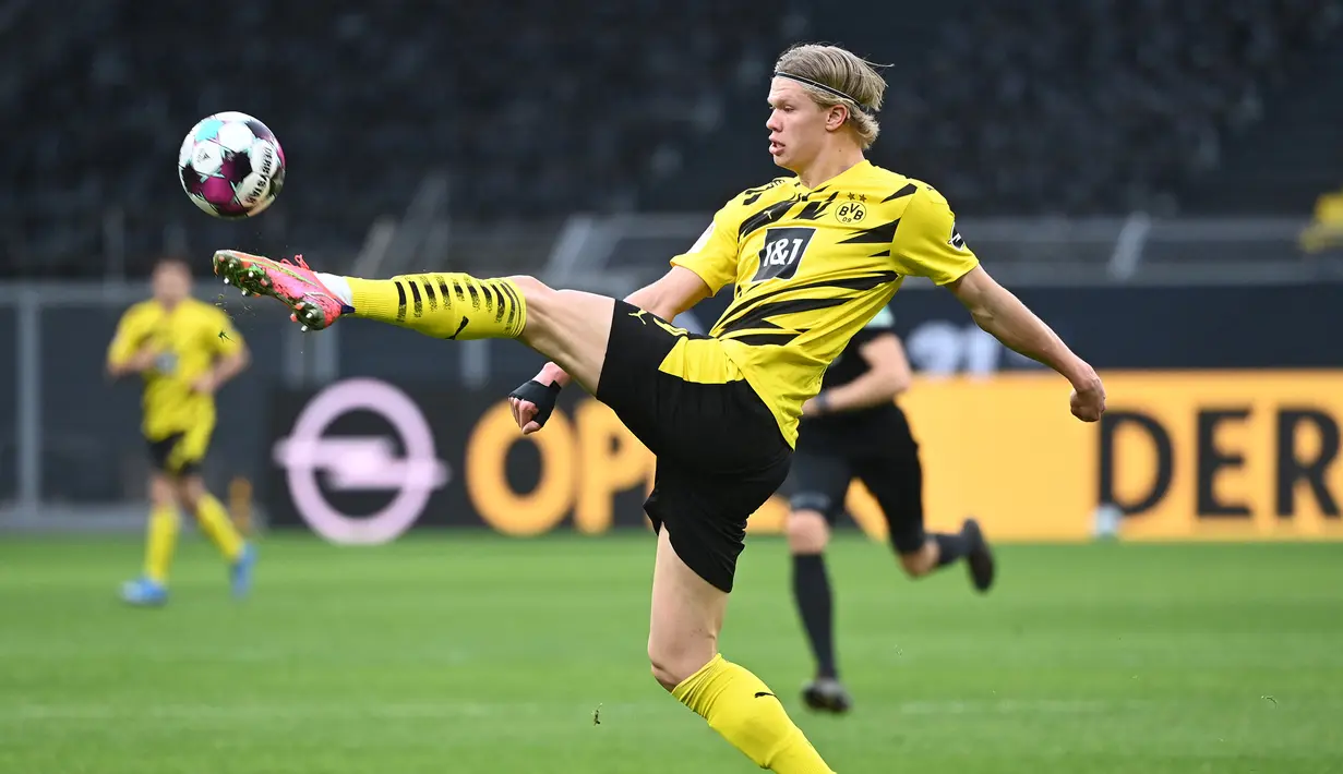 Erling Braut Haaland. Striker Borussia Dortmund ini tampil ciamik di Liga Jerman maupun Liga Champions musim ini. Dengan dana besar awal musim nanti, Ole Gunnar Solskjaer memiliki kans untuk memboyongnya ke Old Trafford. (AFP/Ina Fassbender)