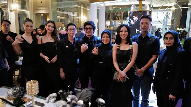 Atta Halilintar dan Aurel Hermansyah kala menghadiri grand launching Black Diamond di Senayan City, Jakarta, Senin (21/8/2023). (Foto: Dok. Instagram @attahalilintar)