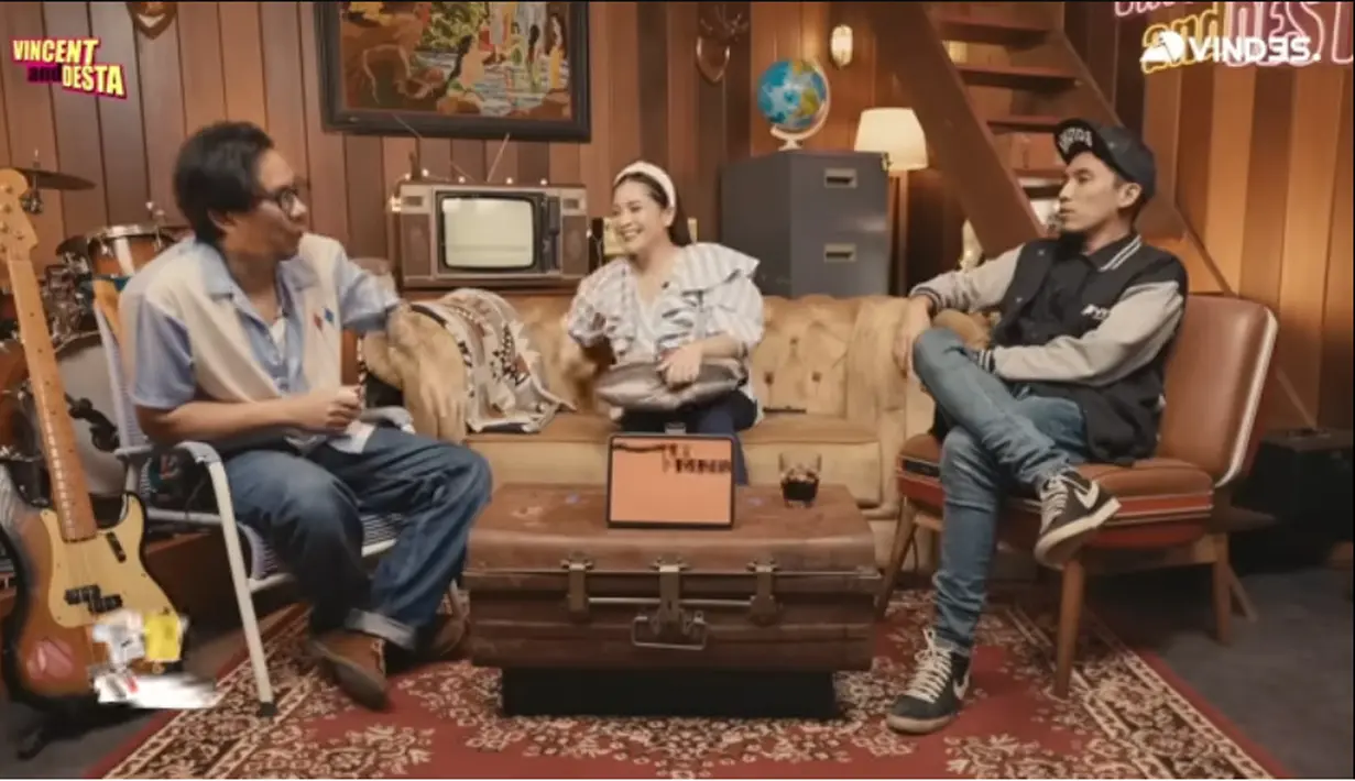 "Gua tuh pernah siaran sama dia di Prambors, satu ruangan wangi banget," kata Desta dilansir dari kaal Youtube Vindes. "Waktu itu tuh apa sih," sahut Nagita.[Youtube/VINDES]