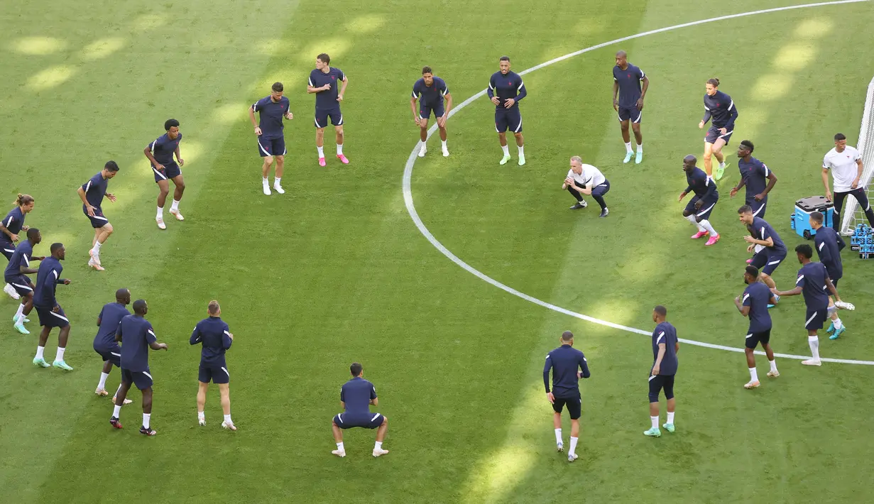 Para pemain timnas Prancis mengikuti sesi Latihan tim di Allianz Arena di Munich, Senin (14/6/2021). Timnas Prancis akan bertemu lawan yang cukup berat yaitu Jerman di laga perdana Grup F EURO 2020 pada Rabu (15/6) dini hari WIB. (ALEXANDER HASSENSTEIN/POOL/AFP)